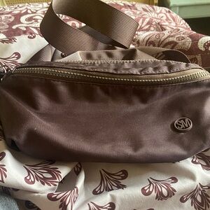 Steve Madden sling / Fanny pack- nylon Brown
Used once- perfect condition